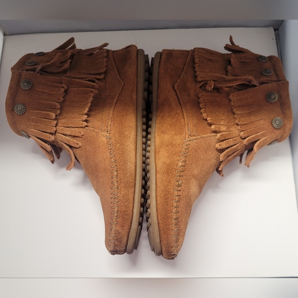 Minnetonka 8 Soft Suede Abkle Boots Double Fringe Studded Rubber Soles Side Zip - Picture 4 of 10